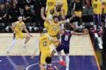 美媒：阿伦躲过东詹送出妙传前脚已经落地了！该吹走步！